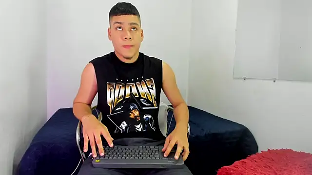 Snapshot of Lucastorrez01 chatting on May 26, 2026, 12:31 am Lucastorrez01 online show from May 26, 2026, 12:31 am