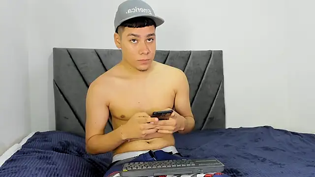 Snapshot of Lucastorrez01 chatting on July 15, 2026, 11:23 pm Lucastorrez01 online show from July 15, 2026, 11:23 pm