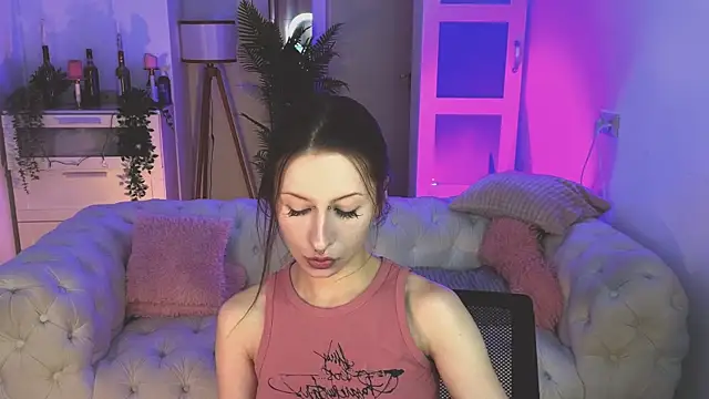 AliceWallflower online show from November 23, 2025, 12:48 pm