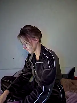 Snapshot of carolinakis_ chatting on December 1, 2025, 9:59 pm carolinakis online show from December 1, 2025, 9:59 pm