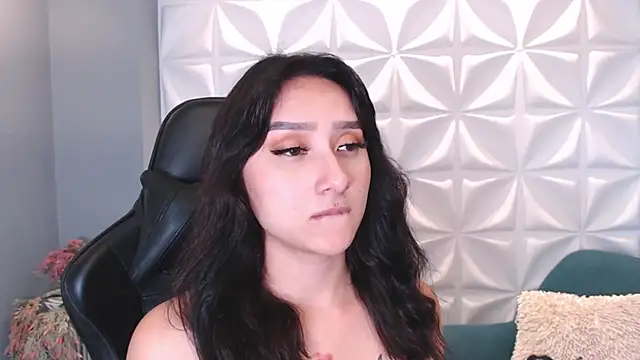 HorneyyQueen online show from November 25, 2025, 2:39 pm