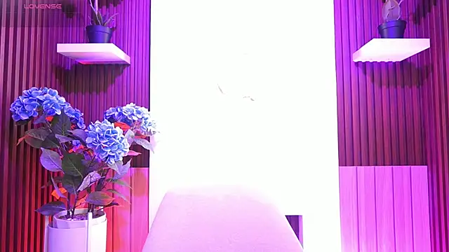 Snapshot of MeganLowell chatting on February 13, 2026, 11:32 am MeganLowell online show from February 13, 2026, 11:32 am