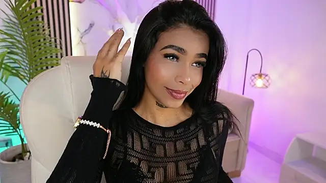 Snapshot of MeganLowell chatting on November 21, 2025, 7:13 pm MeganLowell online show from November 21, 2025, 7:13 pm