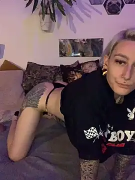 Snapshot of Shy-Ivy chatting on June 1, 2026, 10:31 pm Shy-Ivy online show from June 1, 2026, 10:31 pm