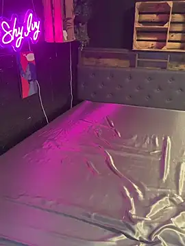 Snapshot of Shy-Ivy chatting on December 18, 2025, 9:51 pm Shy-Ivy online show from December 18, 2025, 9:51 pm