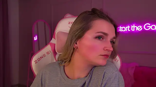 AnnyRaii online show from November 28, 2025, 7:47 pm