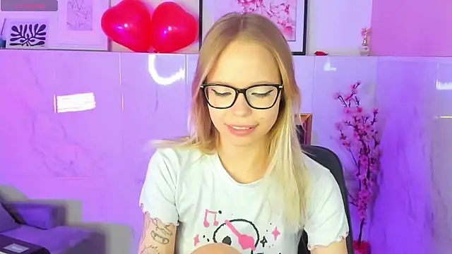 Snapshot of lucy_loy chatting on February 6, 2026, 2:35 pm lucy loy online show from February 6, 2026, 2:35 pm