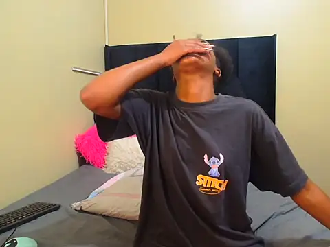 LisaBluexxx1 online show from April 6, 2026, 9:38 pm