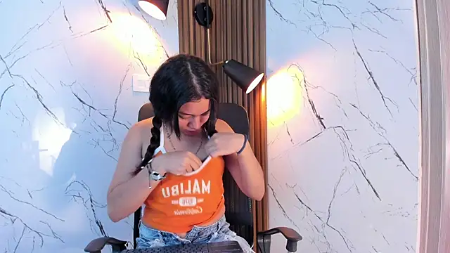 nina belle  online show from November 19, 2025, 1:44 pm