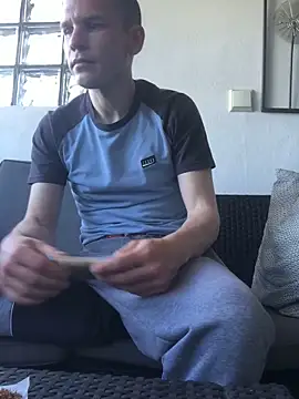 Spielzeugtwink online show from May 25, 2026, 2:38 pm