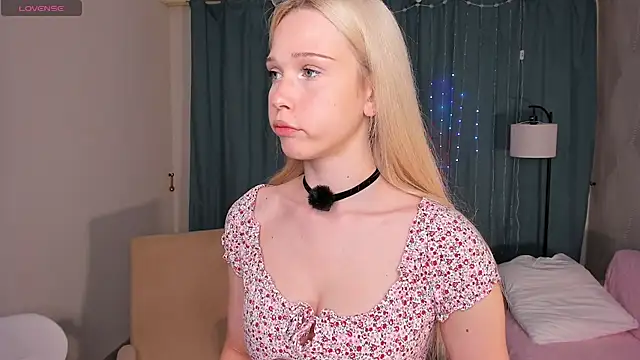 Snapshot of CherrylHolme chatting on July 5, 2026, 7:21 pm CherrylHolme online show from July 5, 2026, 7:21 pm