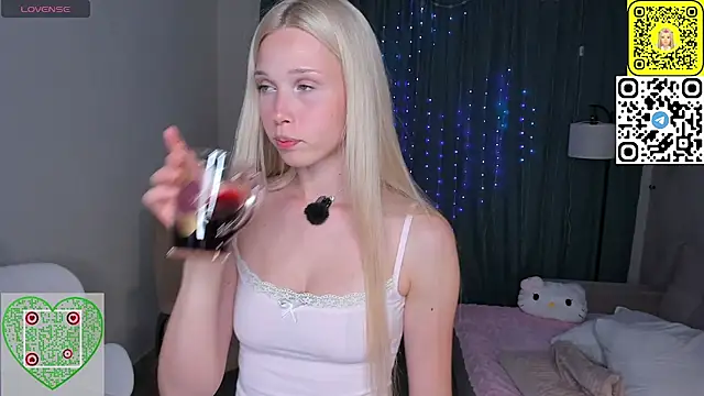 Snapshot of CherrylHolme chatting on August 1, 2026, 7:23 pm CherrylHolme online show from August 1, 2026, 7:23 pm
