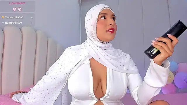 Amira-Zahra online show from May 20, 2026, 9:23 pm