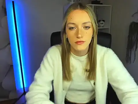 Snapshot of EvelynBlond chatting on November 26, 2025, 6:24 am EvelynBlond online show from November 26, 2025, 6:24 am