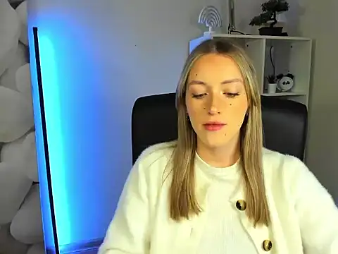 Snapshot of EvelynBlond chatting on November 25, 2025, 6:25 am EvelynBlond online show from November 25, 2025, 6:25 am