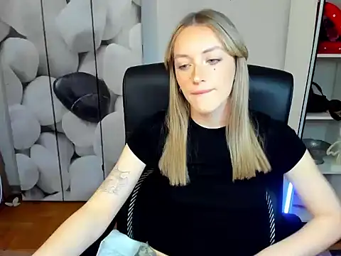 Snapshot of EvelynBlond chatting on November 27, 2025, 1:33 pm EvelynBlond online show from November 27, 2025, 1:33 pm