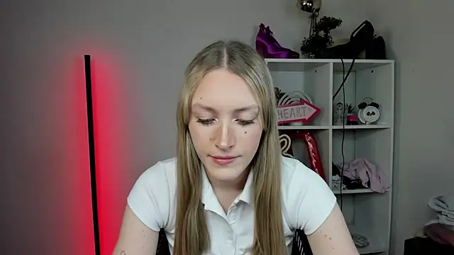 EvelynBlond online show from April 20, 2026, 12:30 pm