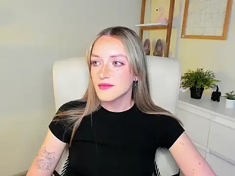 Snapshot of EvelynBlond chatting on November 21, 2025, 1:43 pm EvelynBlond online show from November 21, 2025, 1:43 pm