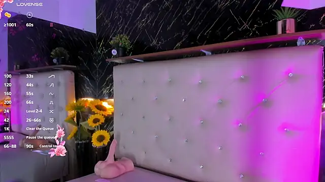 Snapshot of SaraLondon13 chatting on November 27, 2025, 10:54 pm SaraLondon13 online show from November 27, 2025, 10:54 pm