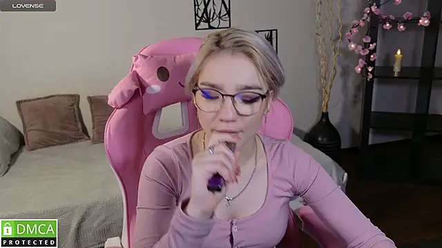 Megan Lora online show from November 21, 2025, 8:35 am