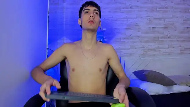 Snapshot of Emir_Ozan_ chatting on December 1, 2025, 11:11 am Emir Ozan online show from December 1, 2025, 11:11 am