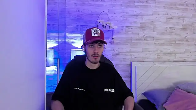 Snapshot of Emir_Ozan_ chatting on February 1, 2026, 7:01 pm Emir Ozan online show from February 1, 2026, 7:01 pm