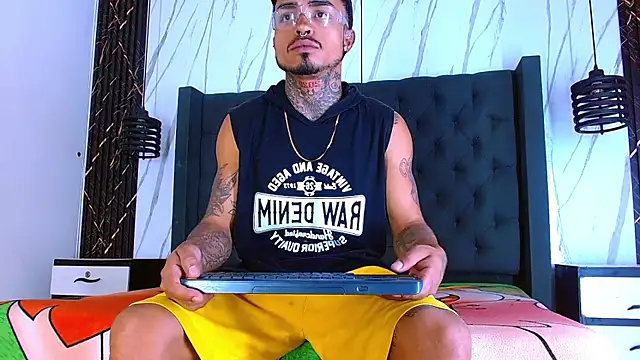 Hot Latino x online show from January 13, 2026, 12:42 pm