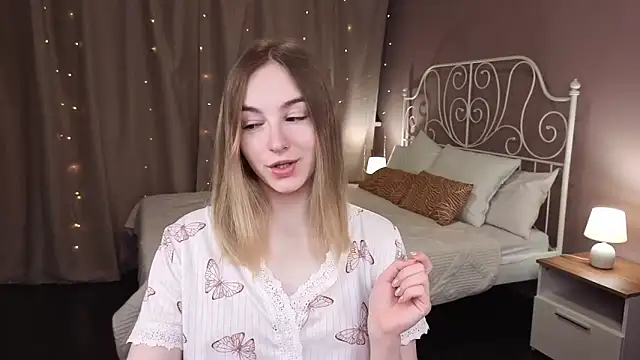 Snapshot of Shy_Polly chatting on February 6, 2026, 12:06 am Shy Polly online show from February 6, 2026, 12:06 am