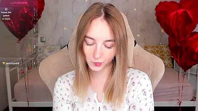 Snapshot of Shy_Polly chatting on February 25, 2026, 12:11 am Shy Polly online show from February 25, 2026, 12:11 am