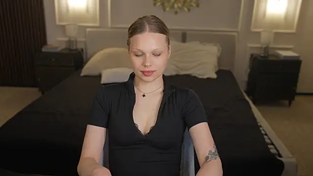 Snapshot of Charlotte_Dreams chatting on July 7, 2026, 8:34 pm Charlotte Dreams online show from July 7, 2026, 8:34 pm
