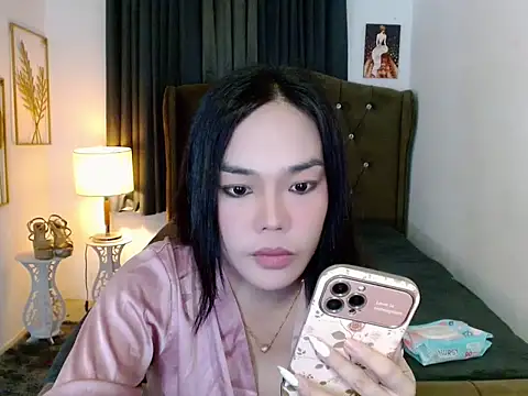 hollyyumiloove online show from May 8, 2026, 10:19 am