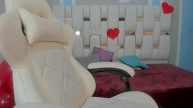 mask red girl online show from February 19, 2026, 12:24 pm