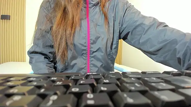 Snapshot of Izelevans chatting on February 7, 2026, 11:18 am Izelevans online show from February 7, 2026, 11:18 am