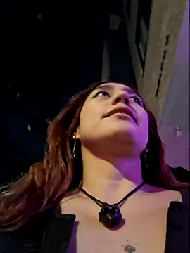 Eveeelyn25 online show from December 18, 2025, 1:22 am