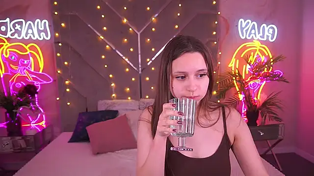 TinyNatalie online show from April 16, 2026, 6:19 pm