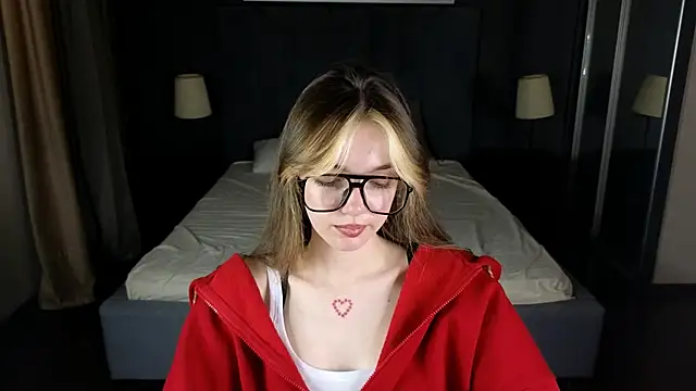 MILLIE MUR online show from December 15, 2025, 5:57 am