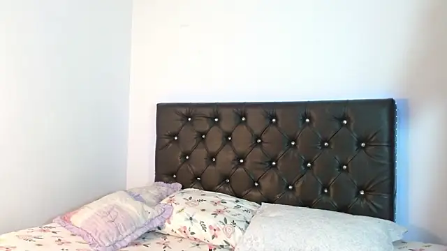 Ameliejoness  online show from May 10, 2026, 8:11 pm