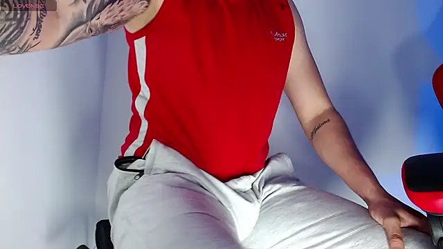 Snapshot of leon_cumming chatting on November 25, 2025, 10:43 pm leon cumming online show from November 25, 2025, 10:43 pm