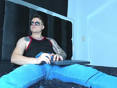 Snapshot of leon_cumming chatting on February 9, 2026, 11:47 pm leon cumming online show from February 9, 2026, 11:47 pm