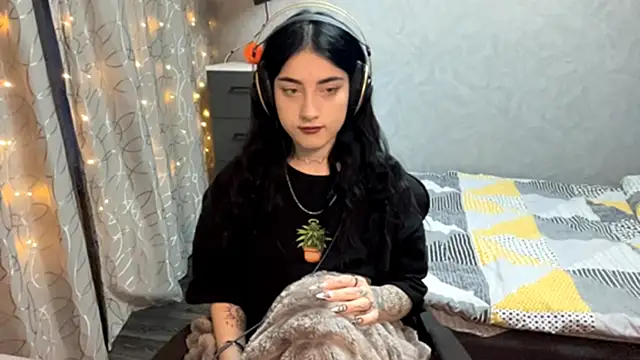 Meowluly online show from December 3, 2025, 9:25 pm