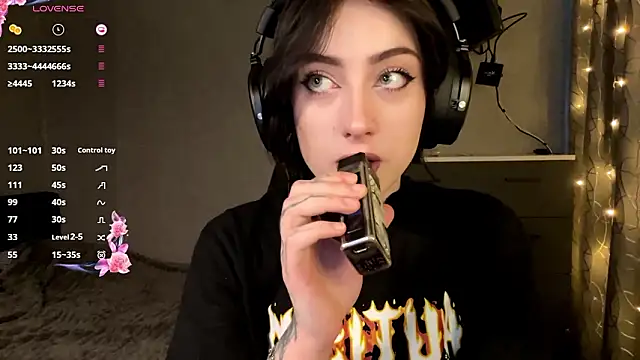 Meowluly online show from February 4, 2026, 9:43 pm