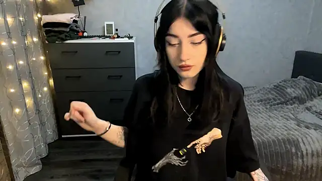 Meowluly online show from December 18, 2025, 10:02 pm