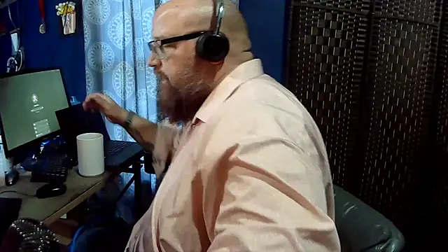 BigBearforCuddles online show from May 4, 2026, 10:34 pm