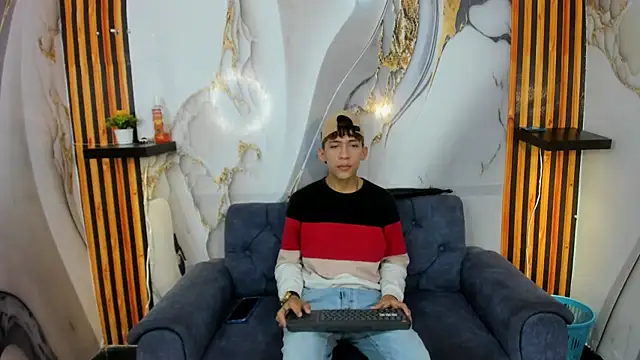 Snapshot of Alex_LatinBoy18 chatting on November 26, 2025, 7:58 pm Alex LatinBoy18 online show from November 26, 2025, 7:58 pm