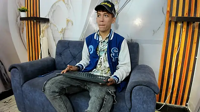 Snapshot of Alex_LatinBoy18 chatting on November 23, 2025, 9:36 pm Alex LatinBoy18 online show from November 23, 2025, 9:36 pm