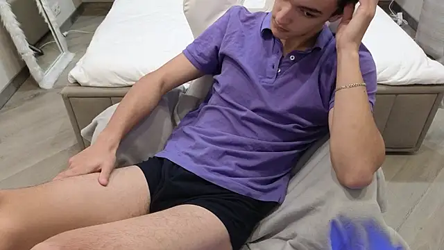 MoonlinSkinn online show from December 5, 2025, 1:05 am