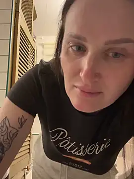 Snapshot of TomilaSi chatting on February 25, 2026, 10:42 pm TomilaSi online show from February 25, 2026, 10:42 pm