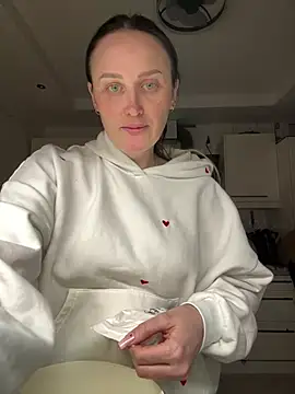 Snapshot of TomilaSi chatting on February 8, 2026, 10:18 pm TomilaSi online show from February 8, 2026, 10:18 pm