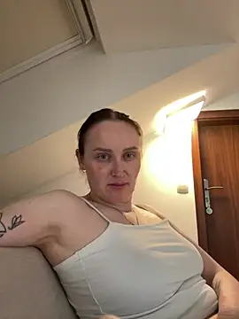Snapshot of TomilaSi chatting on June 15, 2026, 1:55 pm TomilaSi online show from June 15, 2026, 1:55 pm