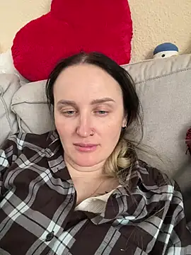 Snapshot of TomilaSi chatting on February 5, 2026, 10:44 am TomilaSi online show from February 5, 2026, 10:44 am